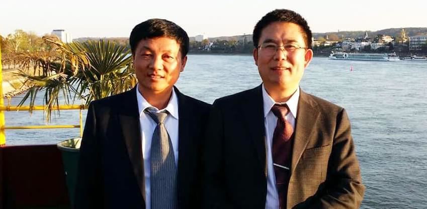 天元新材董事長(zhǎng)呂德斌與建筑材料工業(yè)技術(shù)情報(bào)研究所產(chǎn)業(yè)聯(lián)盟代表合影